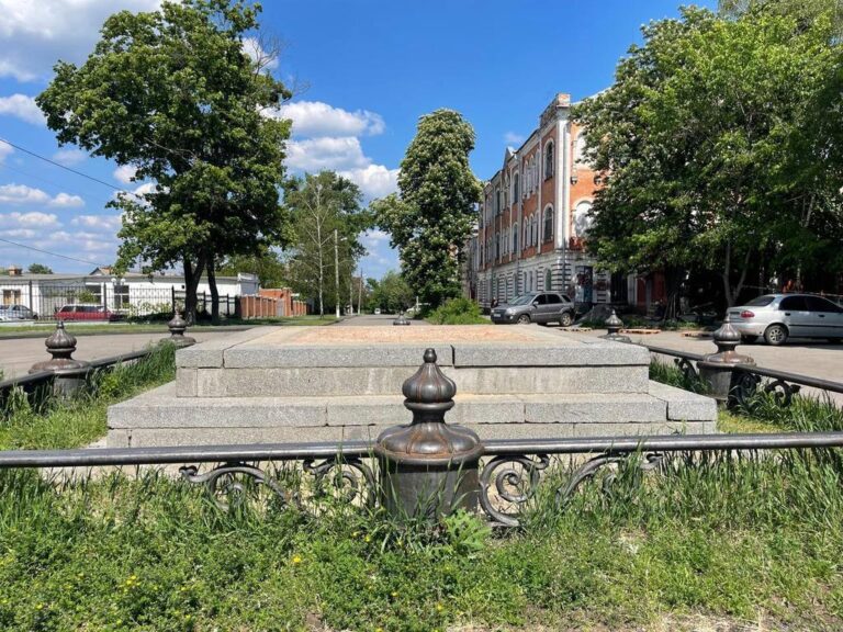 У Полтаві демонтували залишки пам’ятника на місці відпочинку Петра І