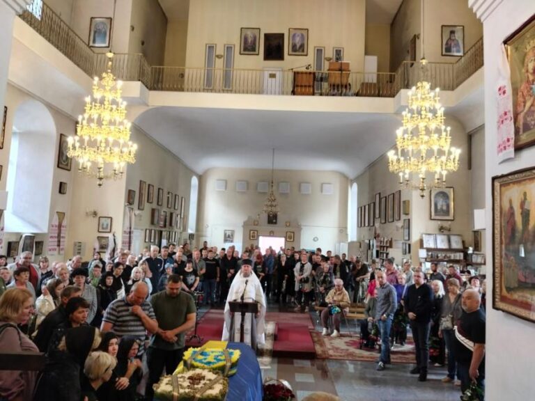 Полтавська громада прощалася із загиблим захисником України: сльози, мовчання та останній уклін
