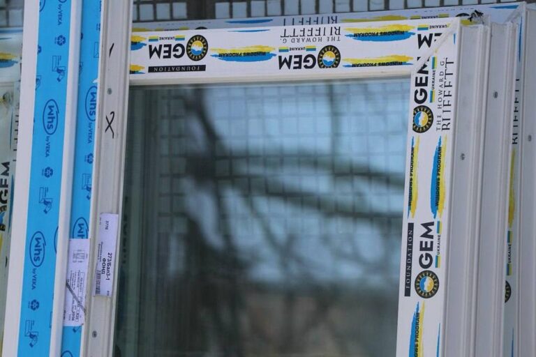 Постраждалим будинкам у Полтаві після обстрілу замінять понад 400 вікон