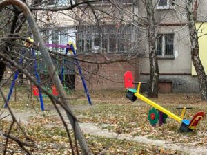 У Полтаві завезли пісок вже на 400 дитячих майданчиків