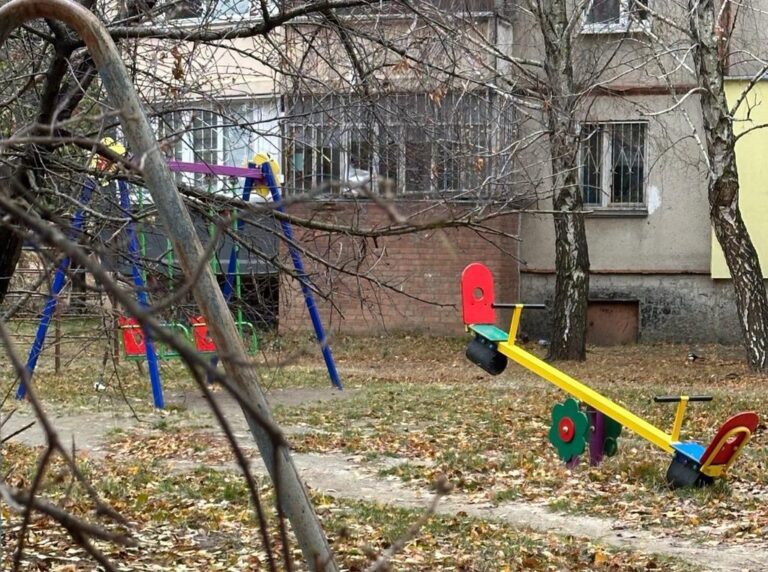 У Полтаві пісок завезли вже на 400 дитячих майданчиків – малеча буде гратися безпечно