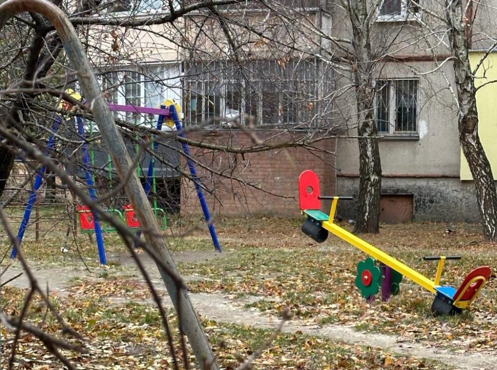 У Полтаві завезли пісок вже на 400 дитячих майданчиків
