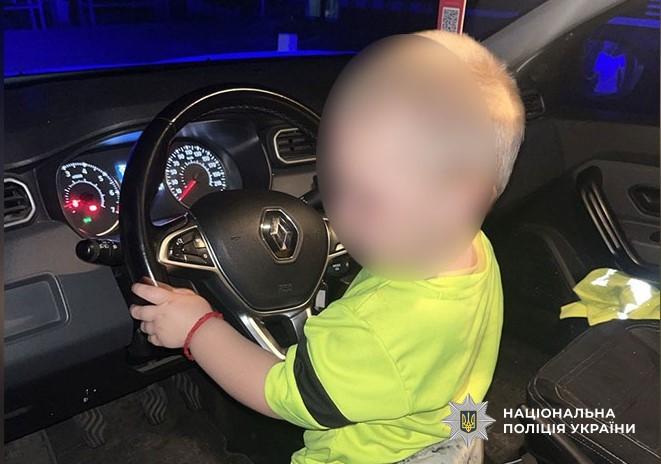 На Полтавщині водій натрапив на однорічну дитину, яка повзала посеред дороги