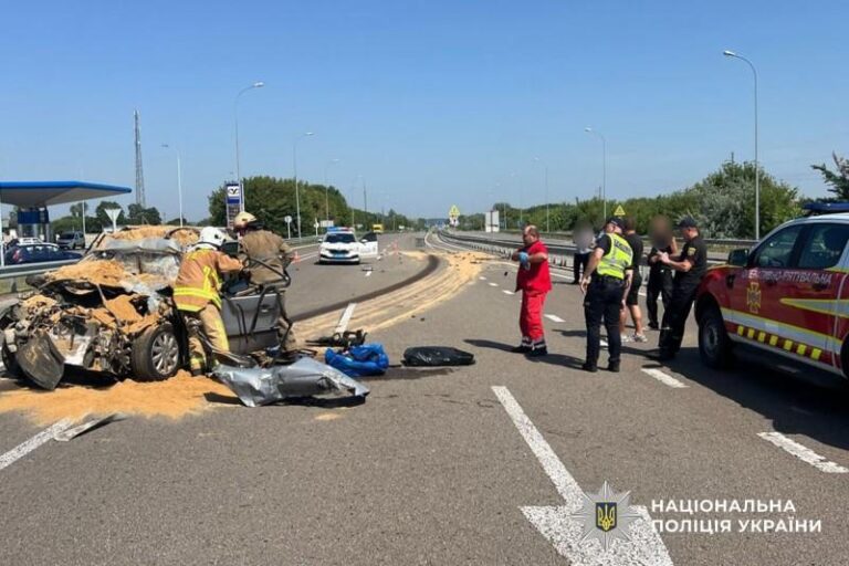 Смертельна ДТП на Полтавщині: легковик зіткнувся з вантажівкою, є жертва