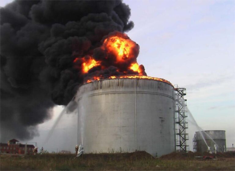 Ворожі удари по Полтавщині: вогонь охопив нафтові резервуари