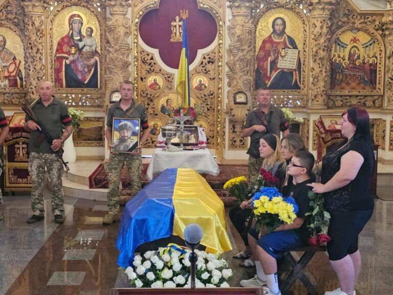 У Полтаві попрощались із трьома героями: місто схилило голови у скорботі