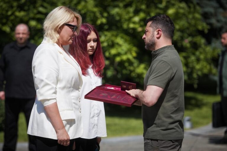 Зеленський вручив родині загиблого Героя України орден «Золота Зірка»