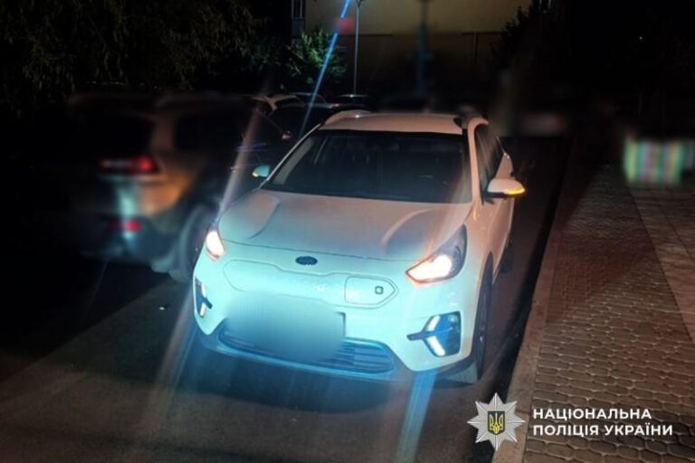 У дворі житлового комплексу в Полтаві автомобіль збив 8-річну дитину